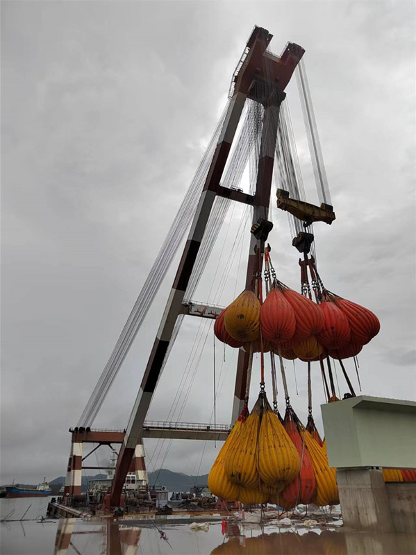 吊機(jī)負(fù)荷試驗水袋，起重機(jī)載荷試驗服務(wù)，吊機(jī)吊重試驗，浮吊吊重試驗，吊重水袋.jpg
